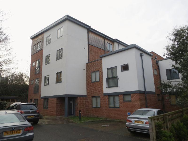 CENTRAL MAIDENHEAD 3 bed apartment £1,450 pcm (£335 pw)