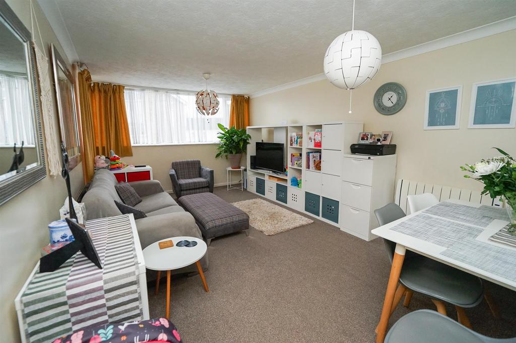 Ivester Court, Linslade 2 bed flat £180,000