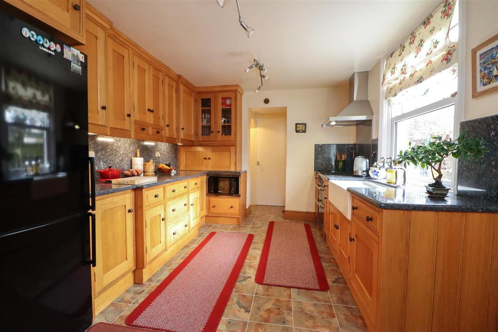 Millthorpe Road, Horsham 3 bed semidetached house £495,000