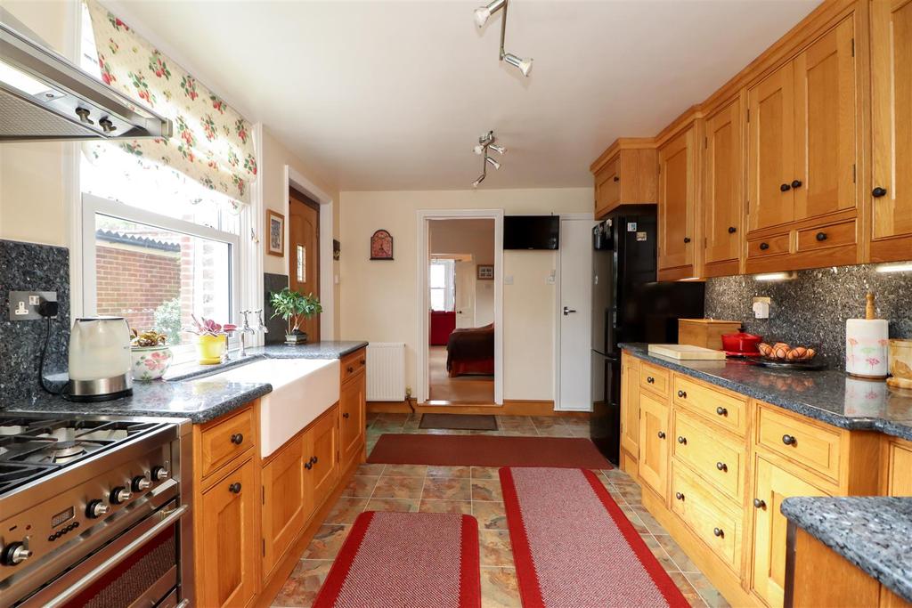 Millthorpe Road, Horsham 3 bed semidetached house £495,000