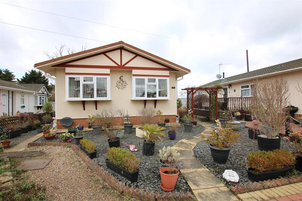 Crouch Lane, Winkfield, Windsor 2 bed park home for sale £250,000