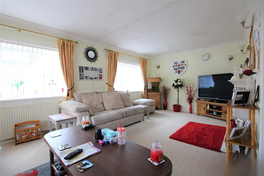 Crouch Lane, Winkfield, Windsor 2 bed park home for sale £250,000