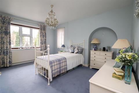 57 Worthing Road, Horsham, RH12 1TD