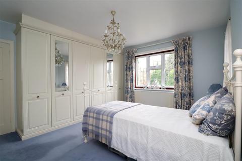 57 Worthing Road, Horsham, RH12 1TD