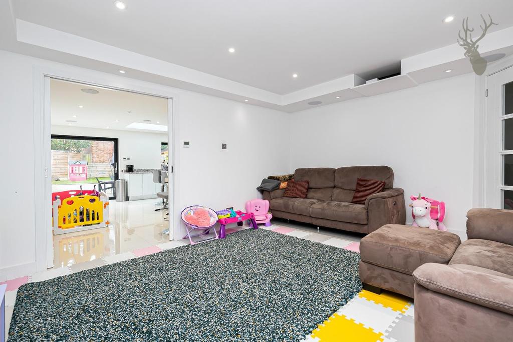 St. Marys Way, Chigwell 3 bed semidetached house £750,000