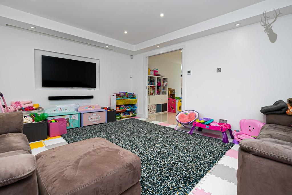 St. Marys Way, Chigwell 3 bed semidetached house £750,000