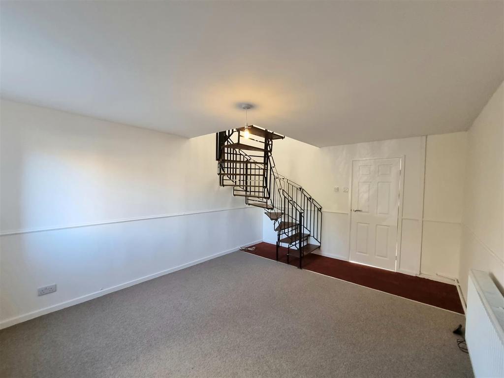 Hazeldene Avenue, Brackla, Bridgend 2 bed terraced house £600 pcm (£138 pw)