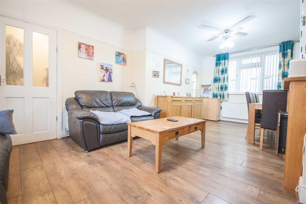 Springfield Park Avenue, Chelmsford 3 bed semidetached house £365,000