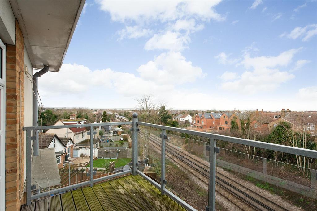 Castle Road, Whitstable 2 bed apartment £305,000
