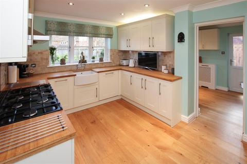 3 Felstead Close, Hutton, Brentwood, CM13 1YW