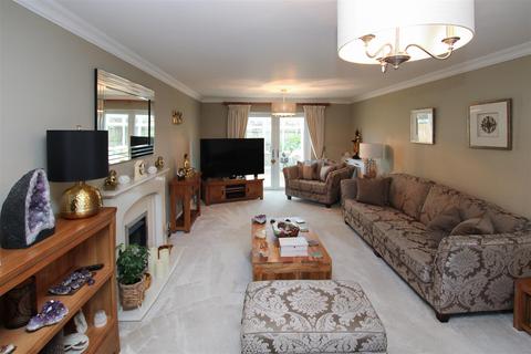 3 Felstead Close, Hutton, Brentwood, CM13 1YW