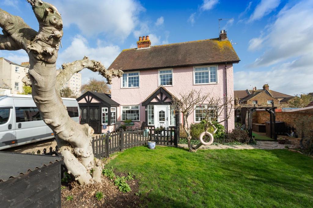 Oxenden Square, Herne Bay 4 bed detached house £725,000