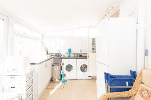 226 Stoneleigh Avenue, Worcester Park, KT4 8YB