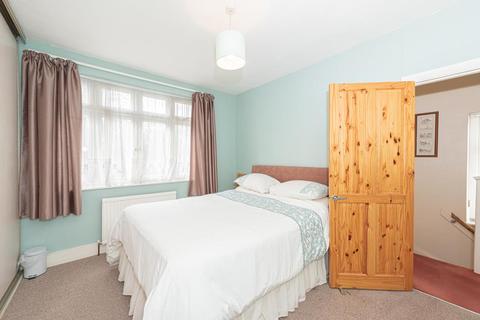 226 Stoneleigh Avenue, Worcester Park, KT4 8YB