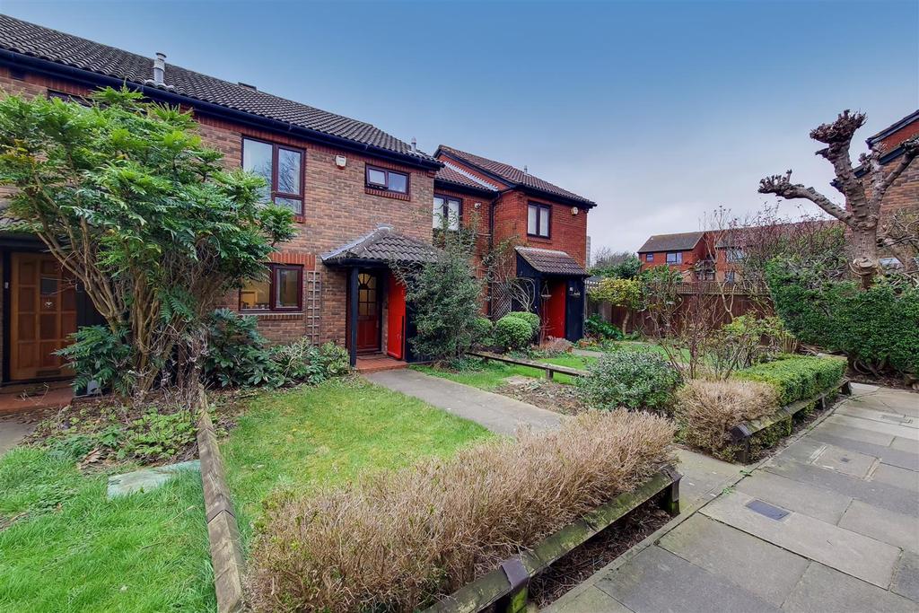 Crammond Close,Hammersmith 4 bed terraced house £3,200 pcm (£738 pw)