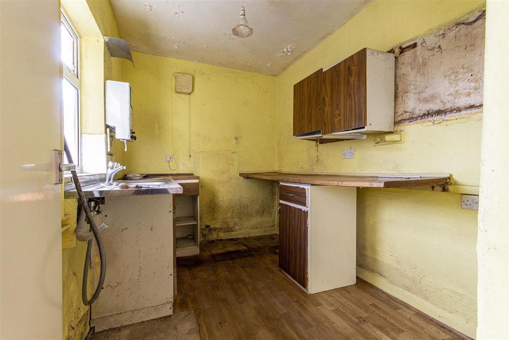 Cross London Street, New Whittington, Chesterfield 2 bed detached house