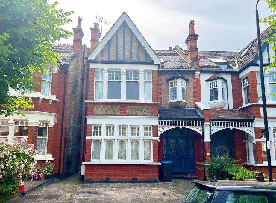 Lakeside Road, Palmers Green, London N13 3 bed flat £525,000
