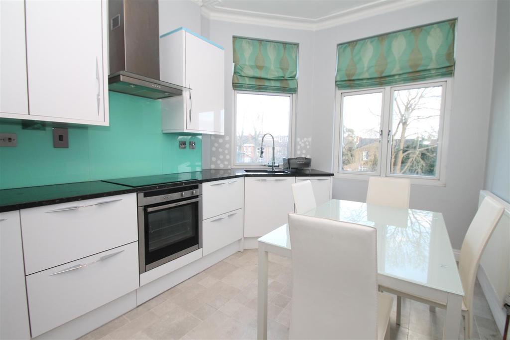 Lakeside Road, Palmers Green, London N13 3 bed flat £525,000