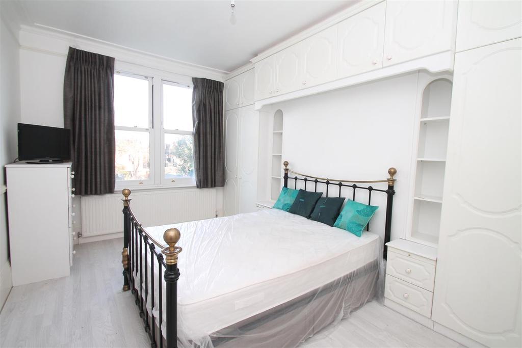 Lakeside Road, Palmers Green, London N13 3 bed flat £525,000