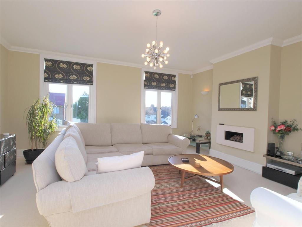 Bromley Avenue, Shortlands, Bromley, BR1 2 bed flat £1,800 pcm (£415 pw)