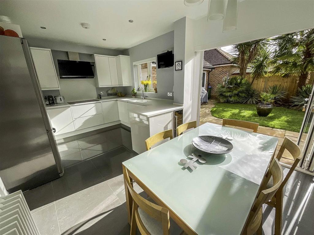 Columbus Drive, Sarisbury Green... 4 bed detached house £625,000