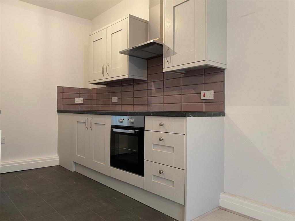 Lees Road, Mossley, AshtonUnderLyne 1 bed apartment £575 pcm (£133 pw)