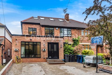 4 Reddings Close, London, NW7 4JL