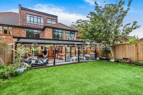 4 Reddings Close, London, NW7 4JL