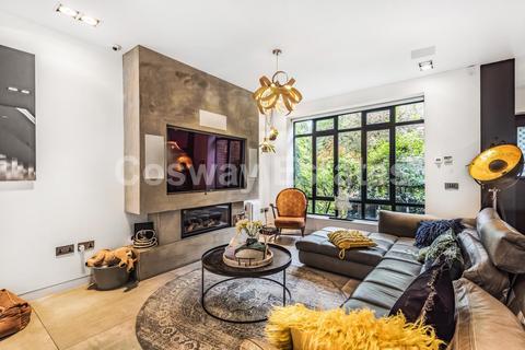 4 Reddings Close, London, NW7 4JL