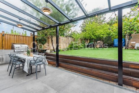 4 Reddings Close, London, NW7 4JL