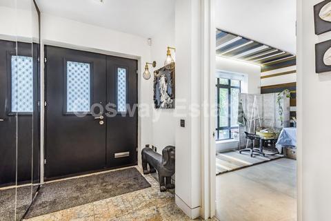 4 Reddings Close, London, NW7 4JL