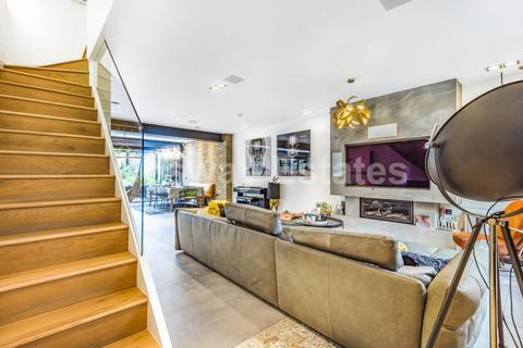 4 Reddings Close, London, NW7 4JL