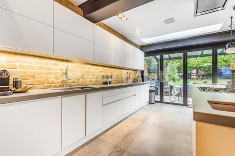 4 Reddings Close, London, NW7 4JL