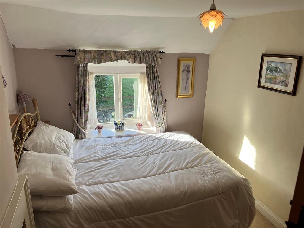 Bedroom 1.jpg