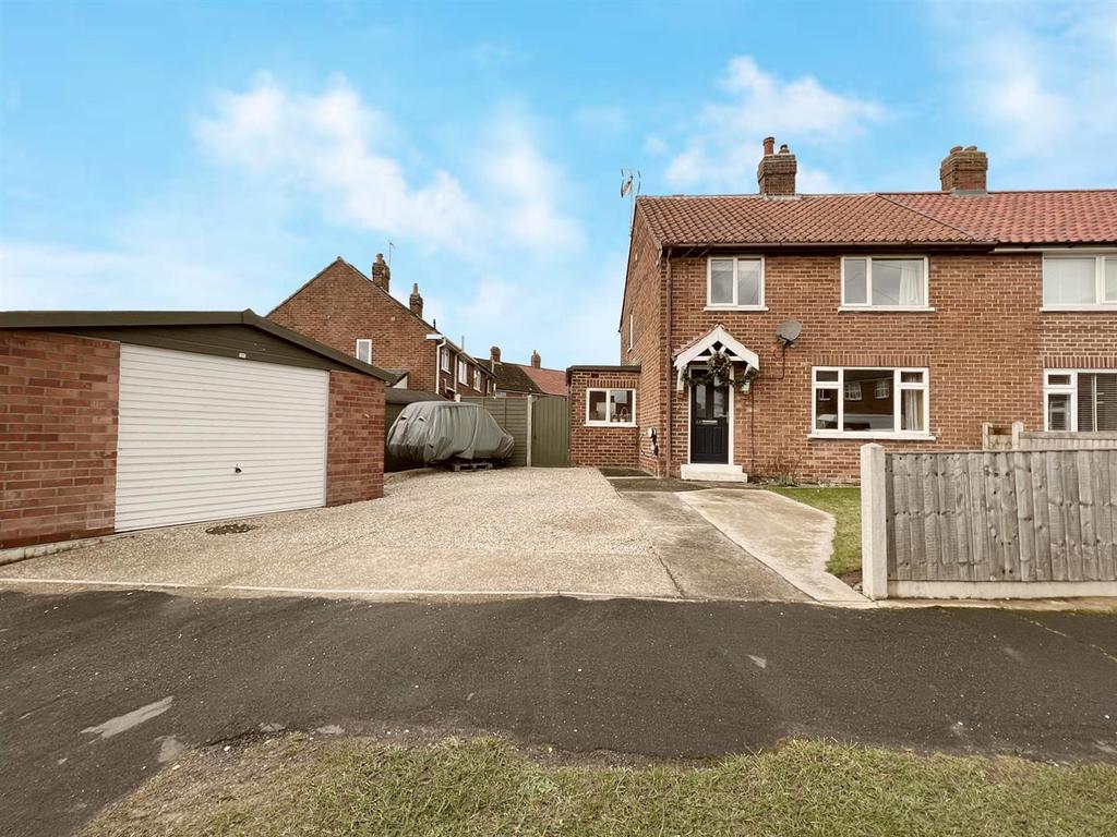 Springfield Avenue, Brough 3 bed semidetached house £180,000