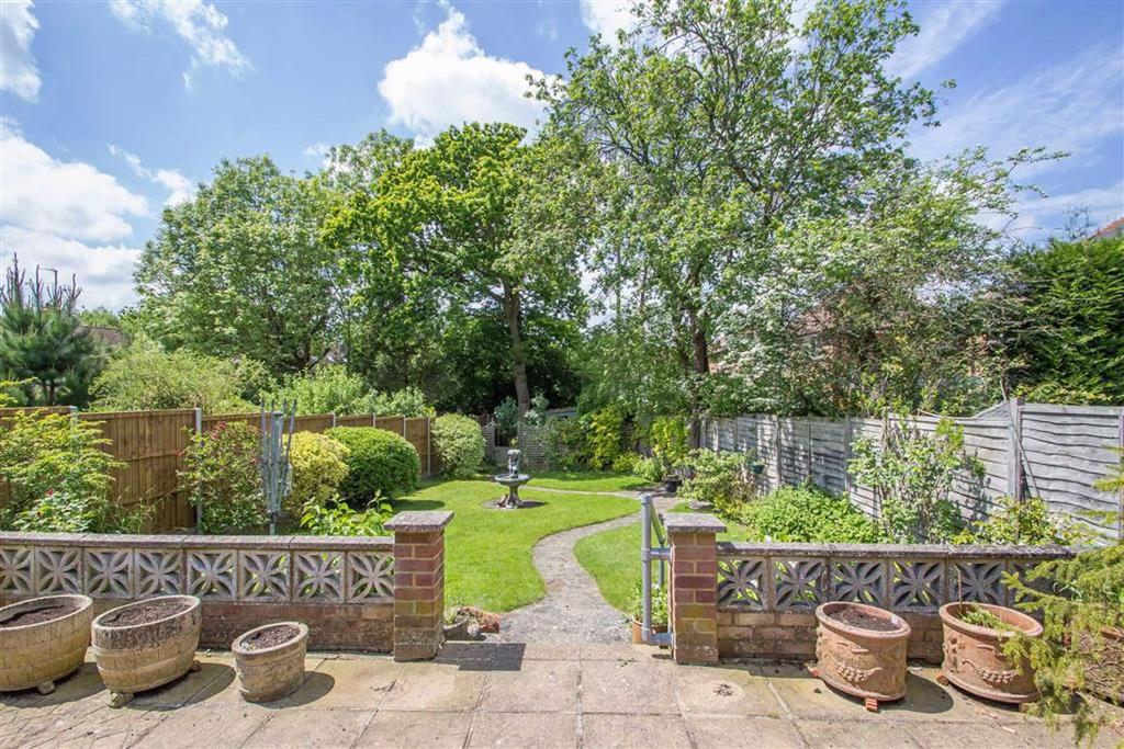 Central Way, Oxted, Surrey 4 bed semidetached house £2,200 pcm (£508 pw)