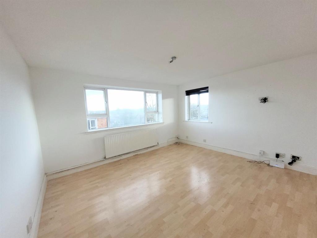 Hillside Court, Downside, Strood 2 bed flat £950 pcm (£219 pw)