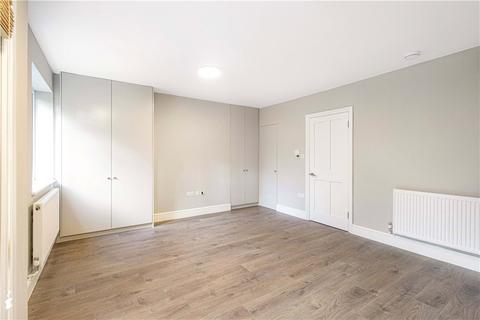 Studio to rent, Deans Close, London, W4