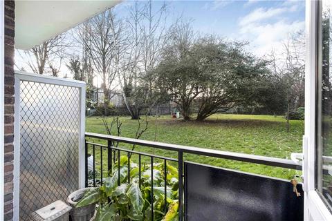 Studio to rent, Deans Close, London, W4