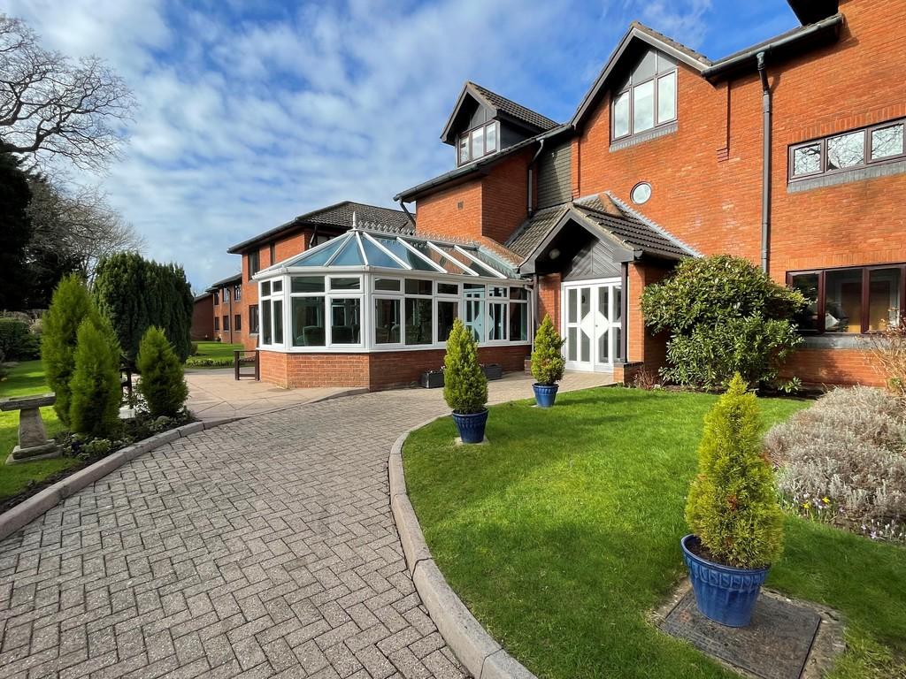 Oaklands Court, Kenilworth 2 bed apartment £135,000