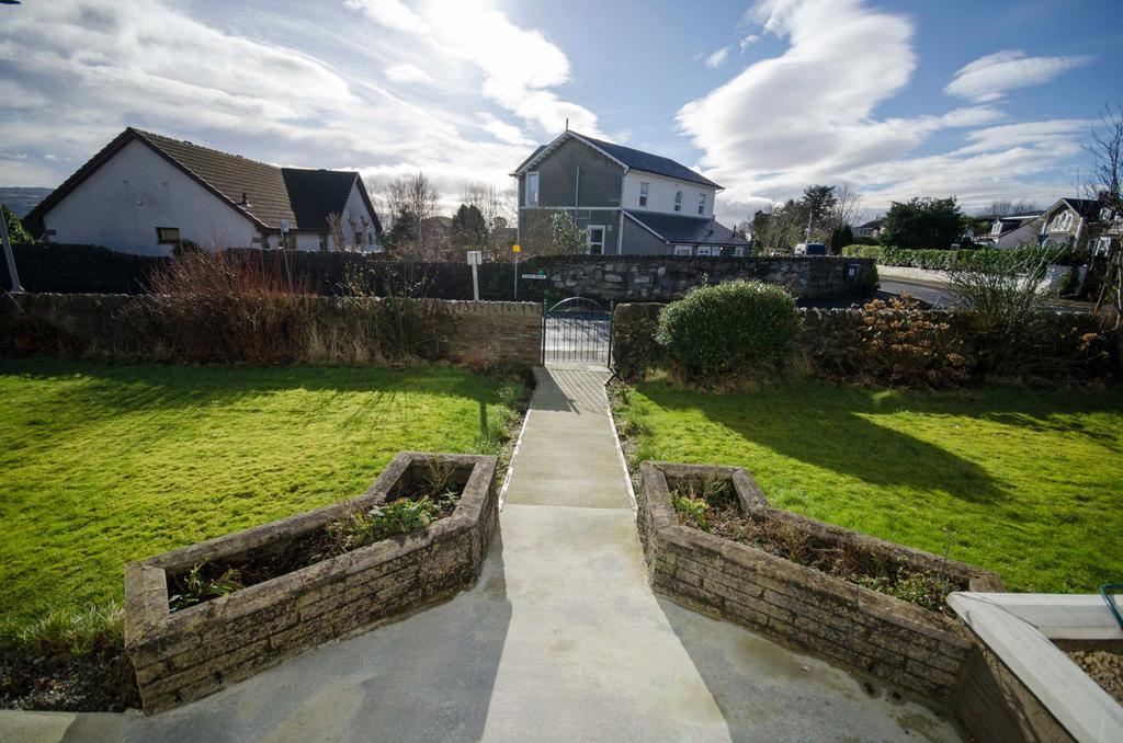 Kirn Brae, Dunoon, PA23 2 bed flat £150,000