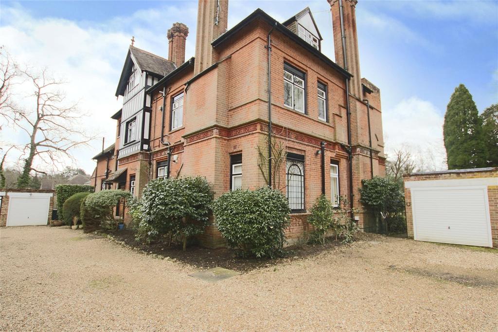 Charters Road, Sunningdale, Ascot, SL5 3 bed apartment £1,695 pcm (£