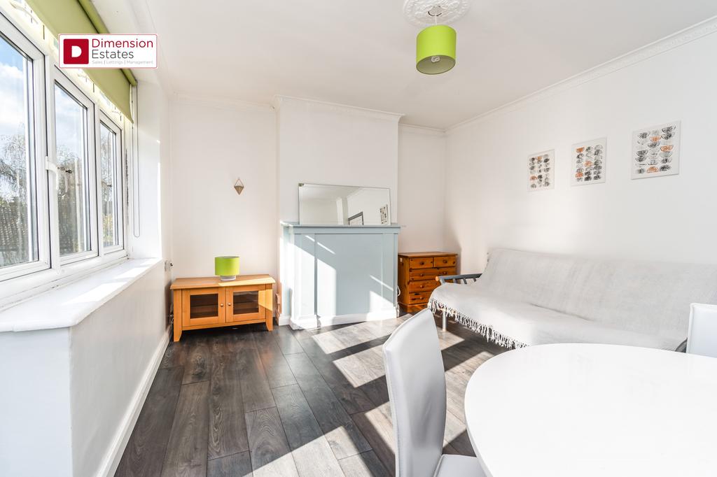 Londesborough Road, Stokenewington, North London, N16 3 bed flat £475,000
