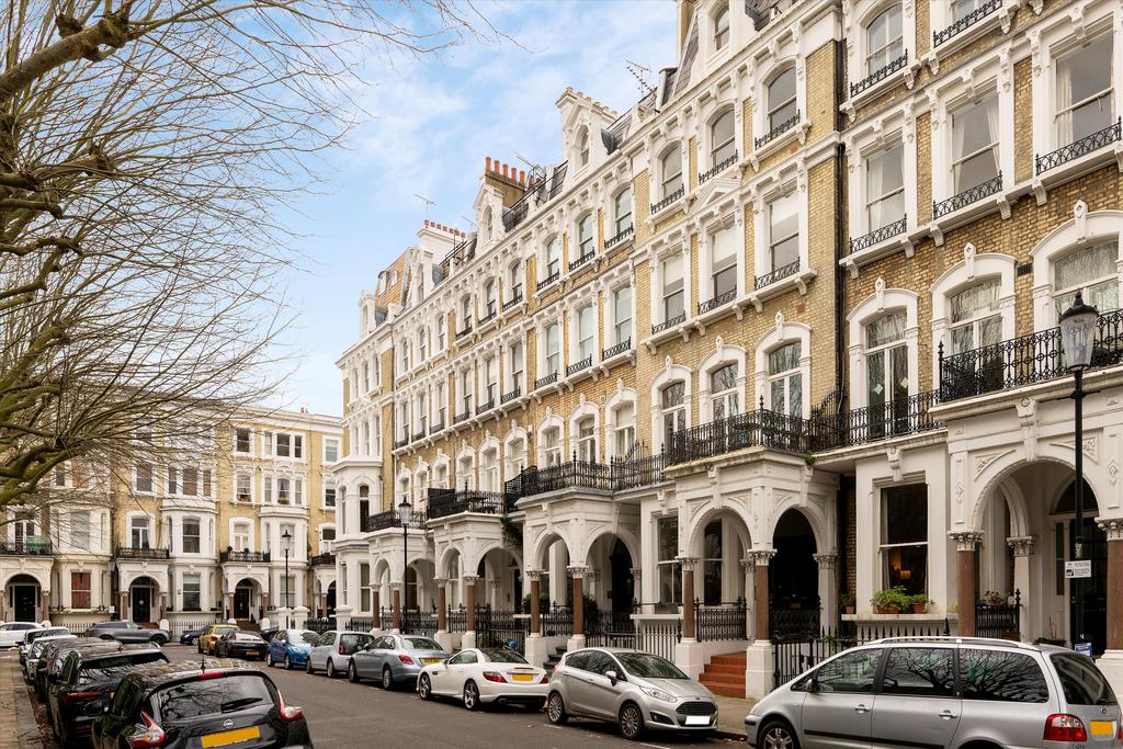 Redcliffe Square, Chelsea, London, SW10 2 bed flat - £795,000