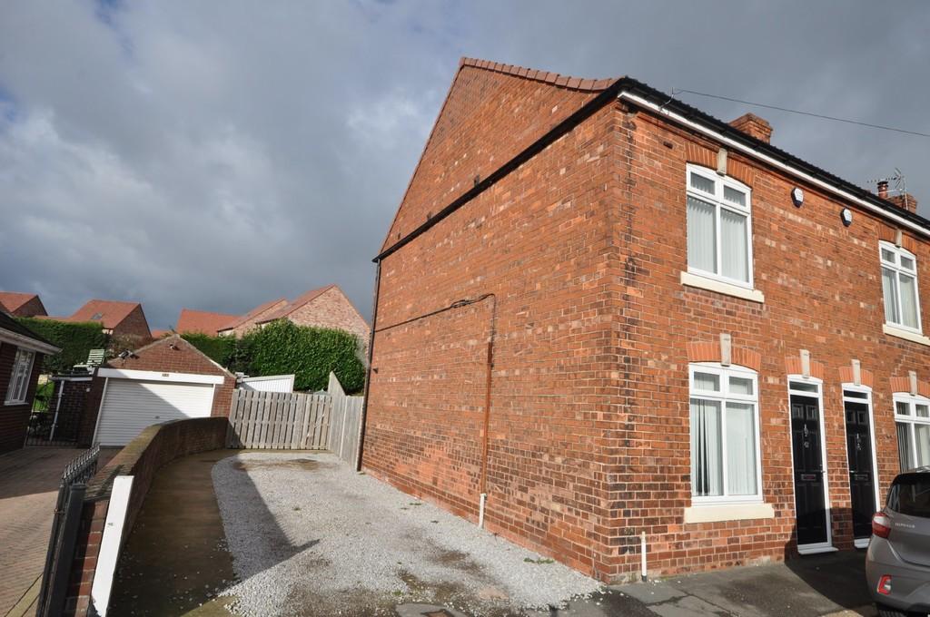 Lock Lane, Thorne 2 bed end of terrace house £625 pcm (£144 pw)