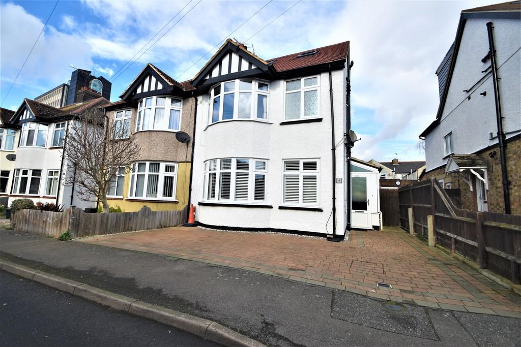 Boswells Drive, Chelmsford, CM2 6LD 4 bed semidetached house £575,000