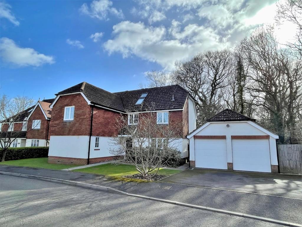 Mustang Avenue, Whiteley 6 bed detached house £850,000
