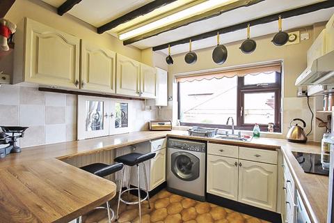 16 Greenfield View, Dudley, DY3 3NG