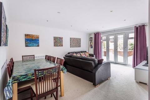 Flat 5, Royal Swan Quarter Leret Way, Leatherhead, KT22 7JL