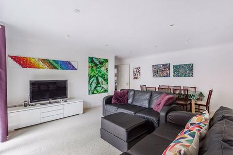 Flat 5, Royal Swan Quarter Leret Way, Leatherhead, KT22 7JL